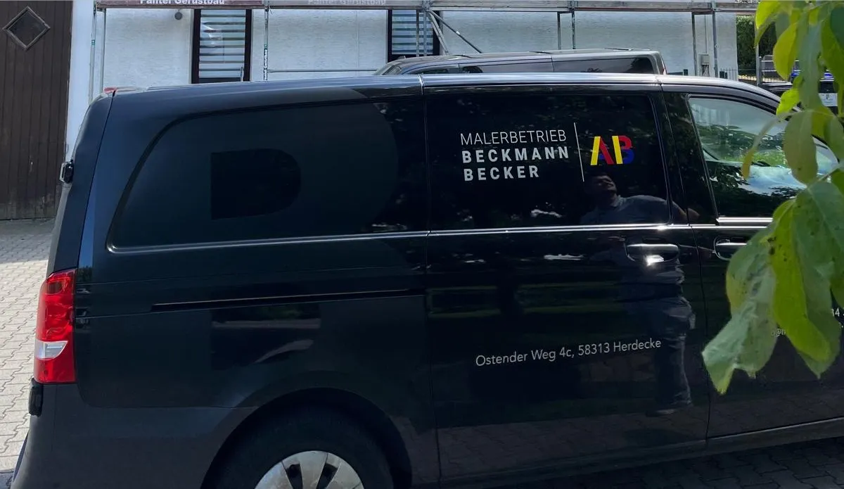 Detailansicht einer professionell gestrichenen Wand