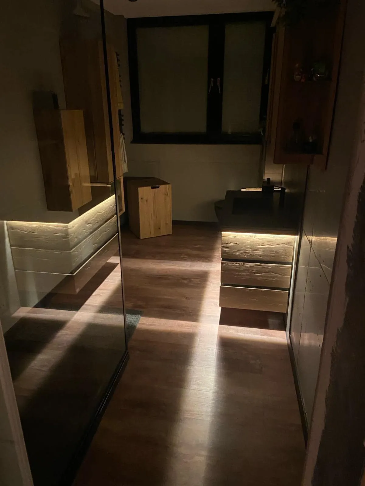 Badezimmer mit Betonoptik bei Nacht