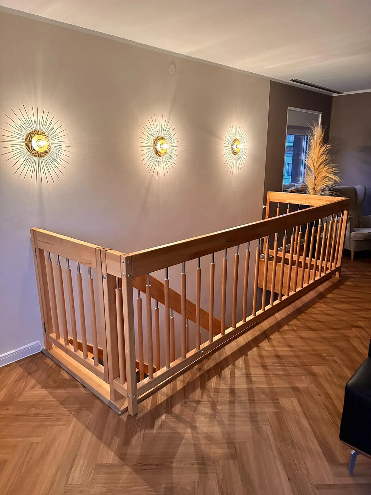 Wohnzimmer mit dekorativen Wandleuchten