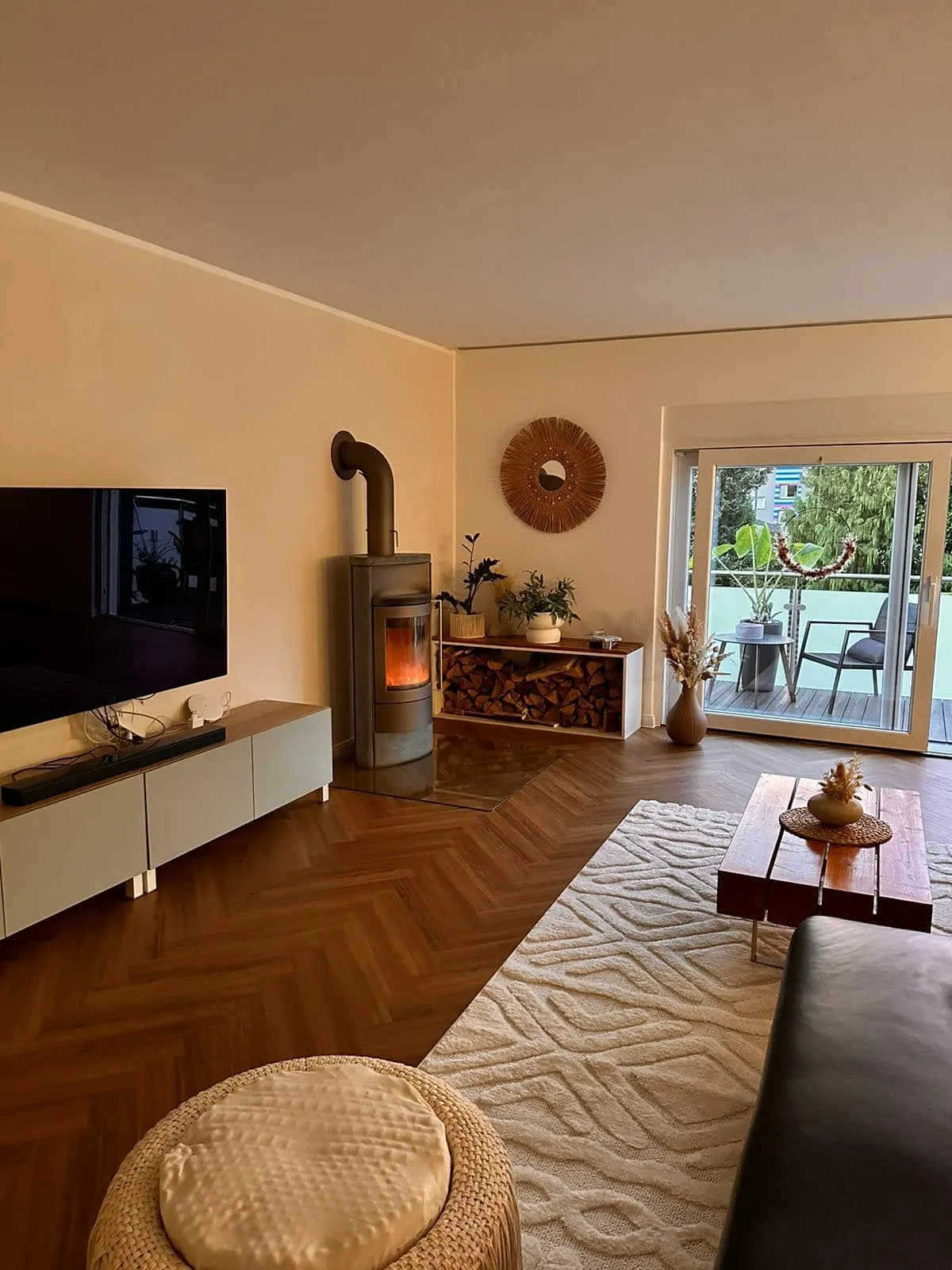 Neugestaltetes Wohnzimmer mit warmen Farbtönen